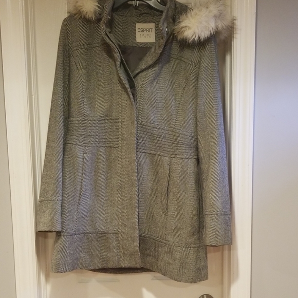 Trench coat with fur hoodie - Picture 7 of 8